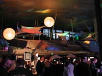 leucht-ballons und stretchsegel für hallendekoration