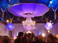 LED-Leuchtballons und Dekoration in perfekter Harmonie