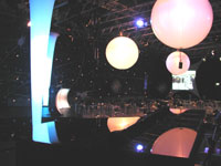 studiodekoration mit licht-ballons und objekten aus stretchmaterial