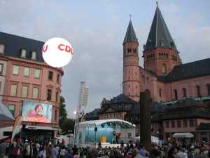 Beleuchtung und Werbung für den CDU Wahlkampf mit HMI-Leuchtballon "Solarc 370"